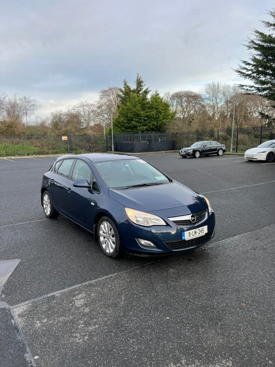 Opel Astra 2011 - Image 1