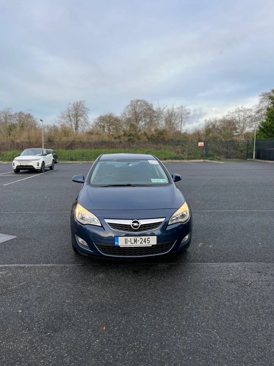 Opel Astra 2011 - Image 2