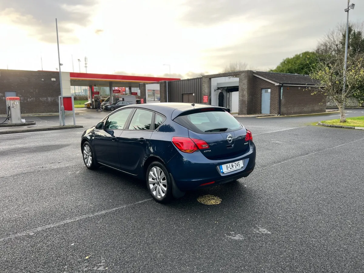 Opel Astra 2011 - Image 4
