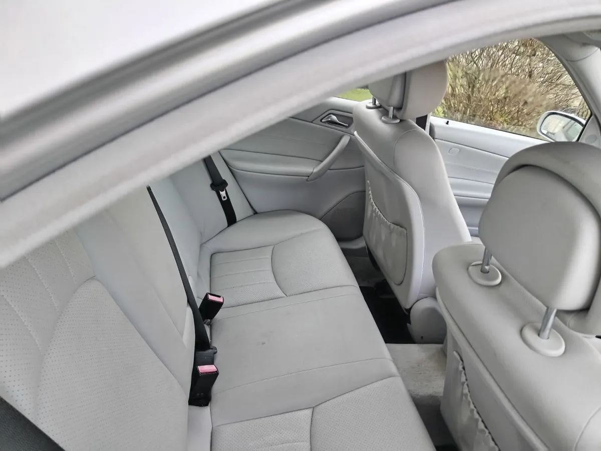 Mercedes-Benz C-Class 2007 - Image 2