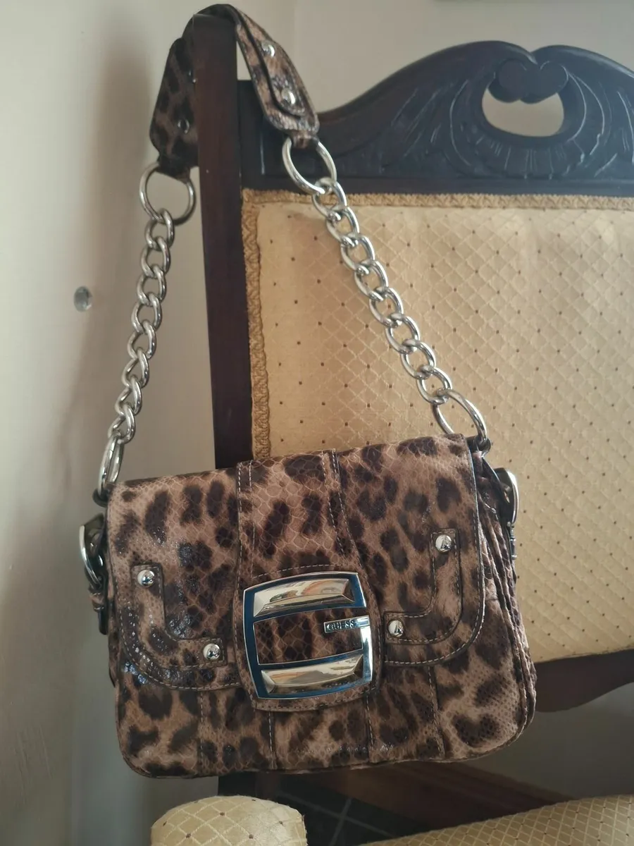 A striking and stylish GUESS designer shoulder bag - Image 3