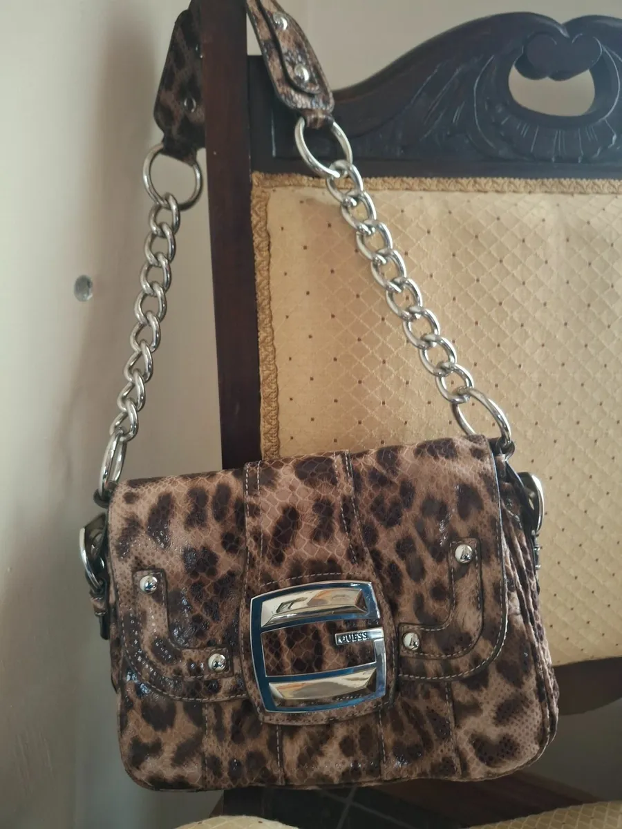 A striking and stylish GUESS designer shoulder bag - Image 1