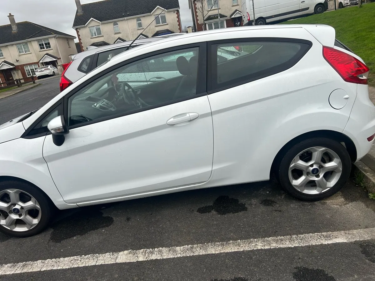 Ford fiesta car - Image 4