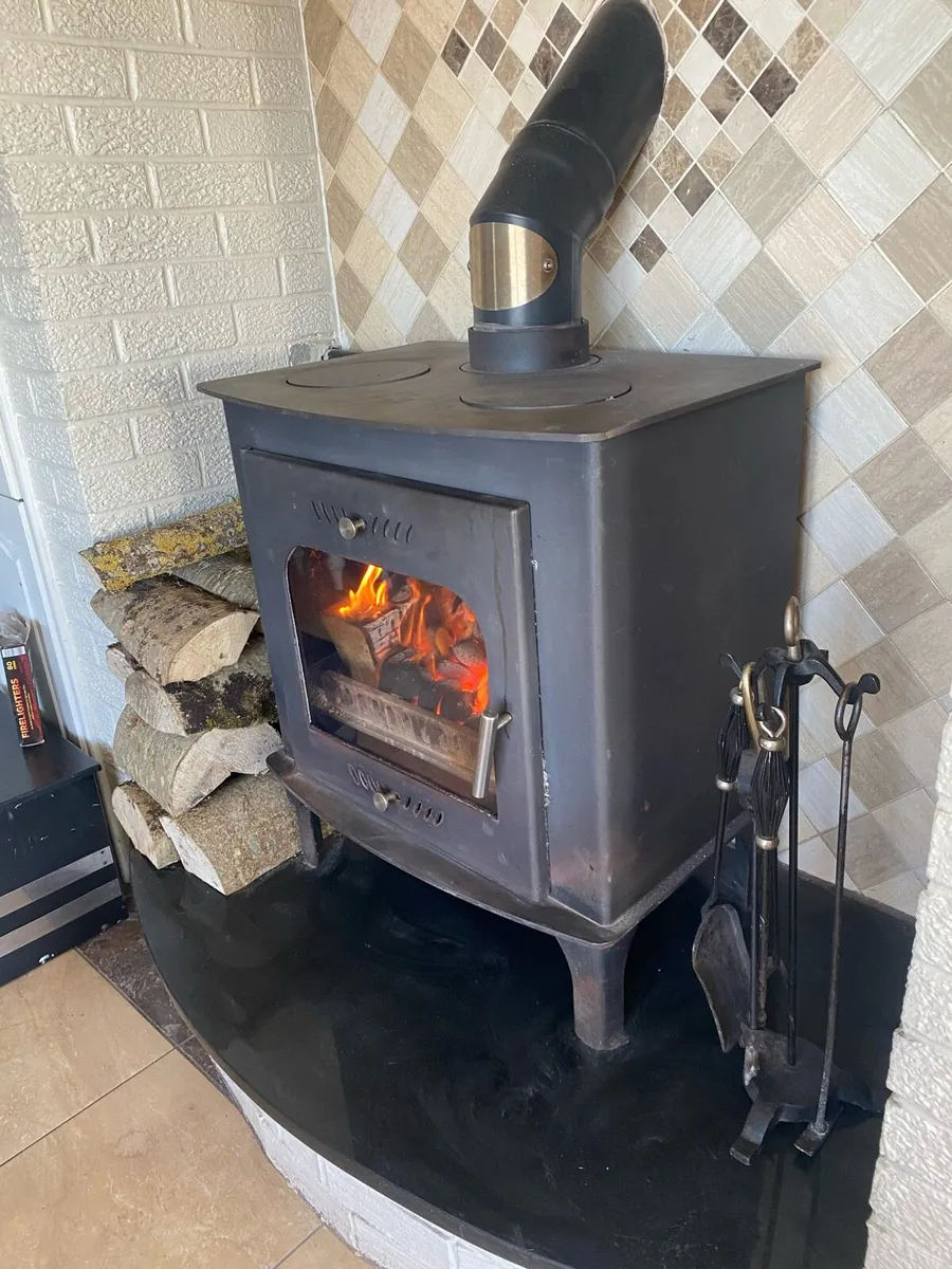 Solid fuel stove heats 12 radiators - Image 2