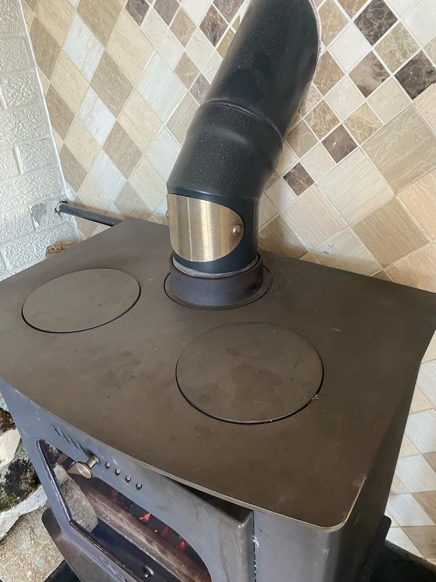 Solid fuel stove heats 12 radiators - Image 3