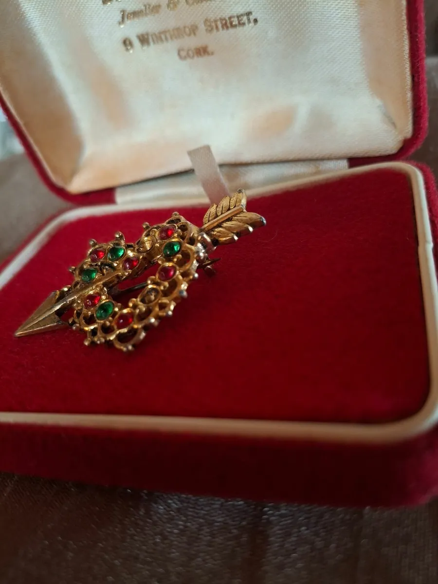 A charming and desirable vintage brooch... - Image 1