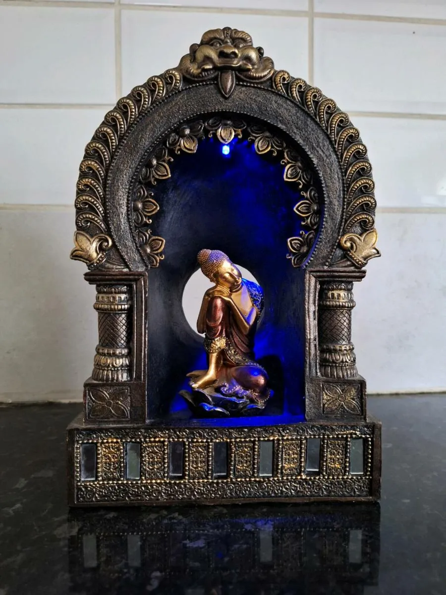 Lovely small Buddha ornament changing lights - Image 1