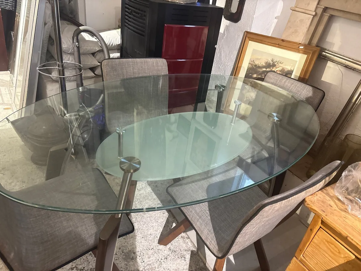 Tempered glass table with 4 chairs - Image 1