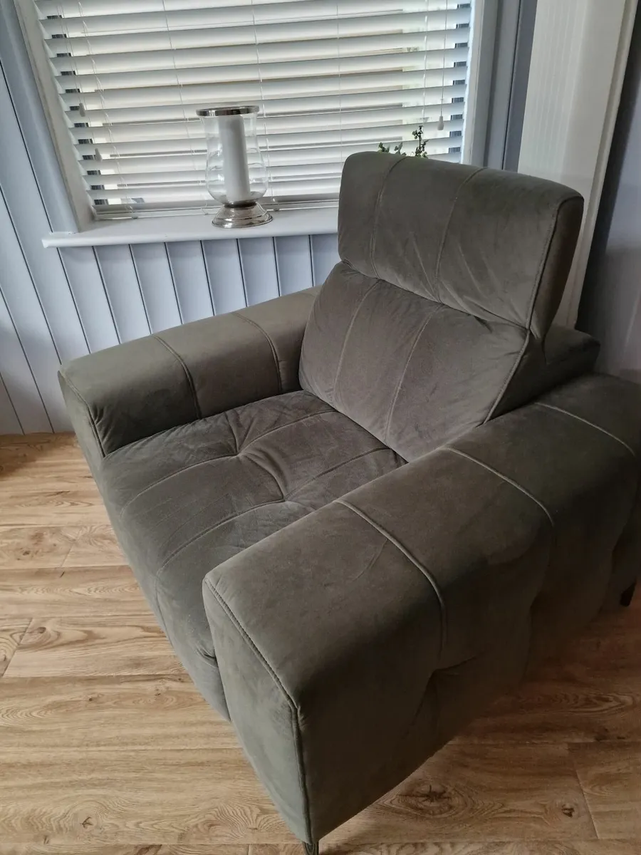 3 seater couch and 1 seater chair - Image 2