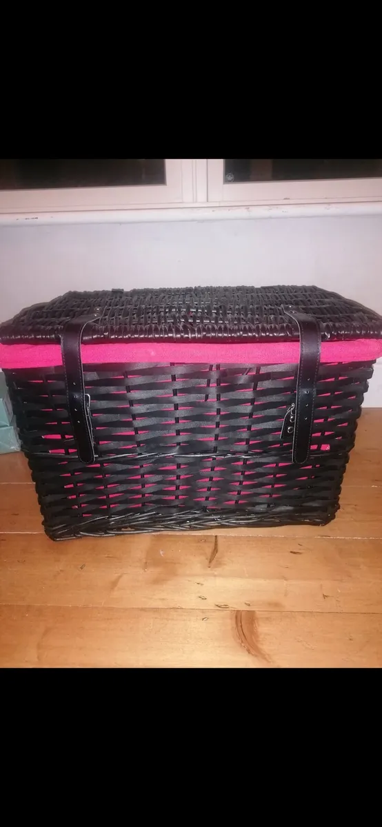 Wicker hamper basket - Image 1
