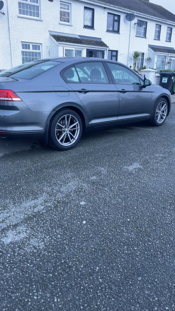 Volkswagen Passat 1.6 - Image 1