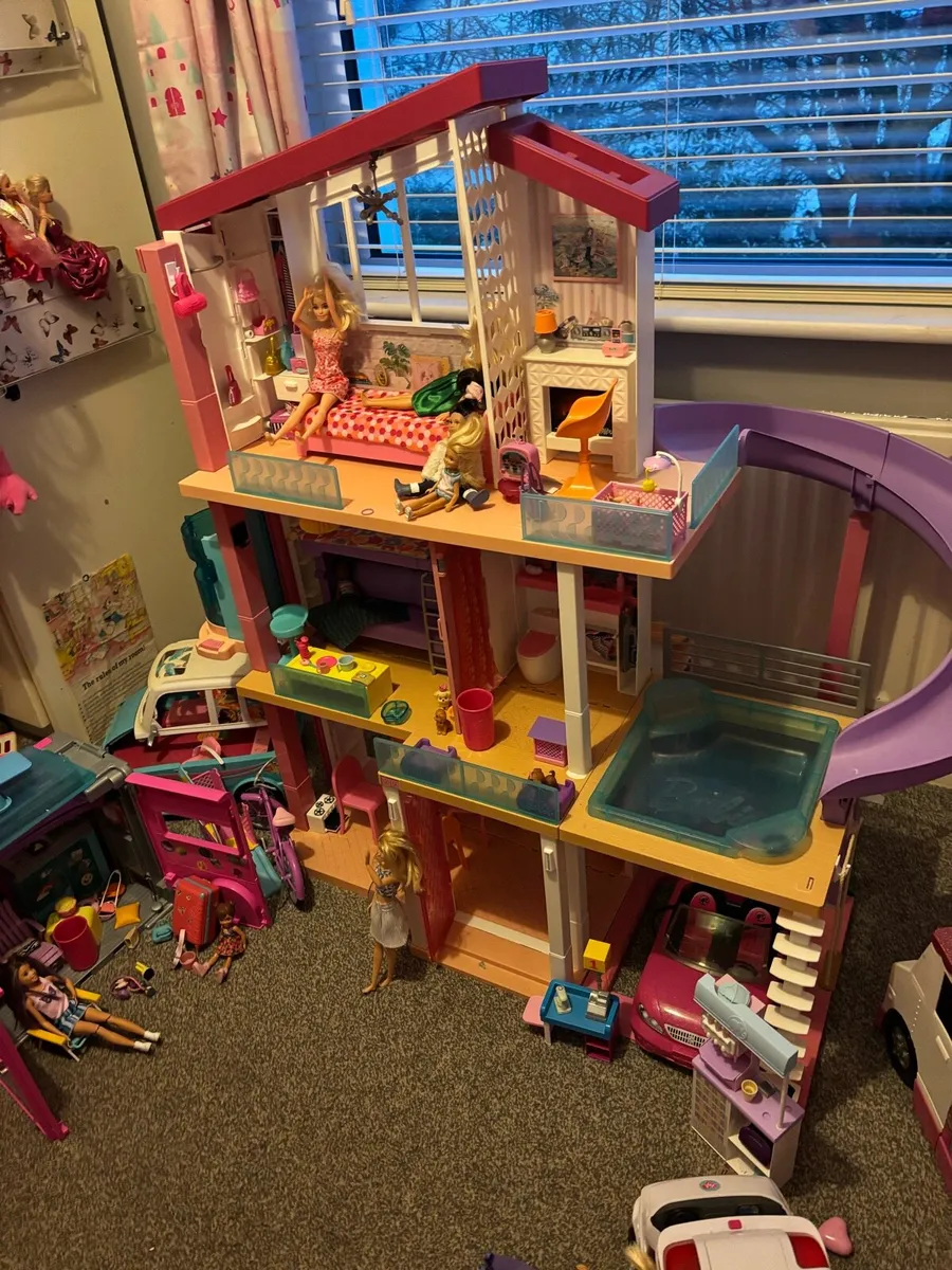 Barbie dream house and vans - Image 1