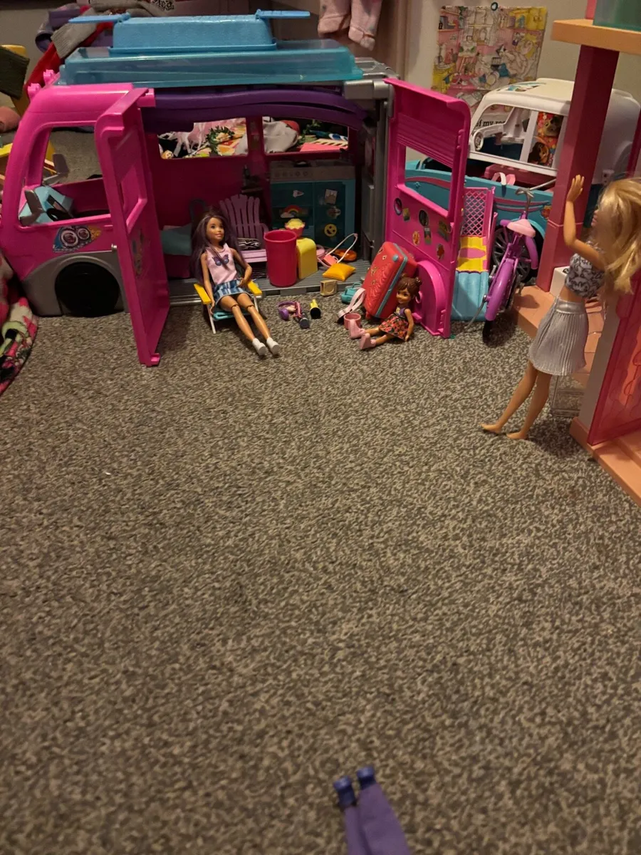 Barbie dream house and vans - Image 2