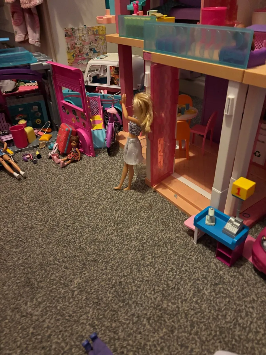 Barbie dream house and vans - Image 3