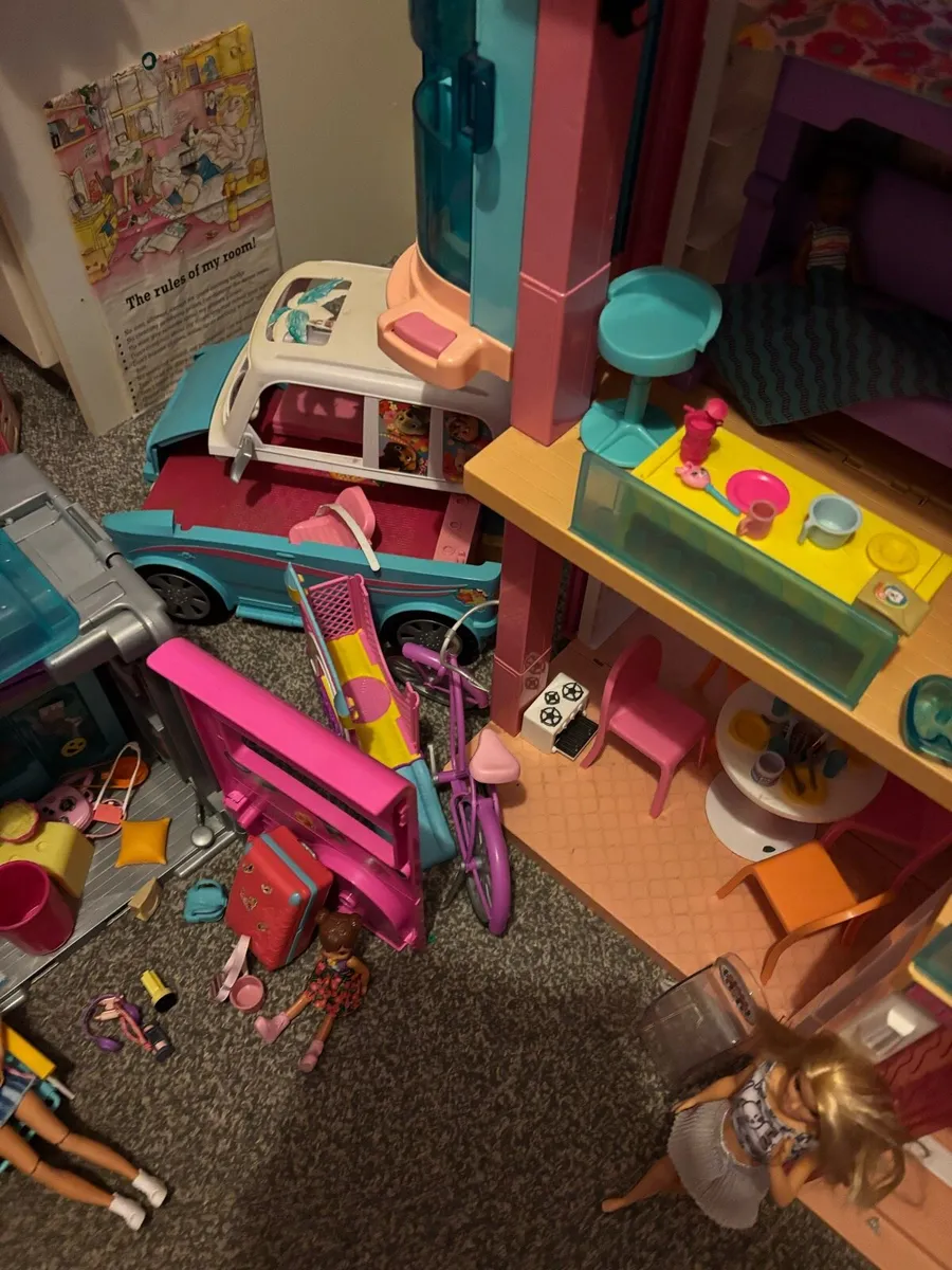Barbie dream house and vans - Image 4