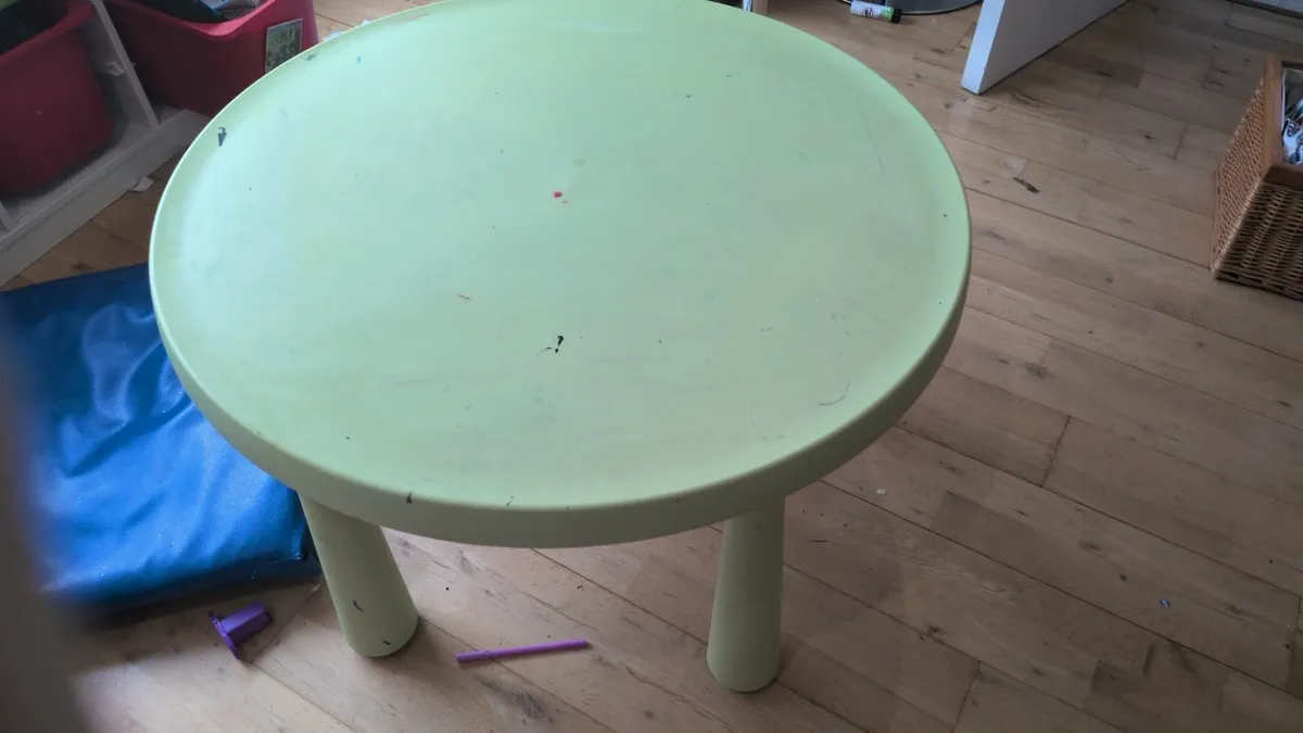 Children round table - Image 1