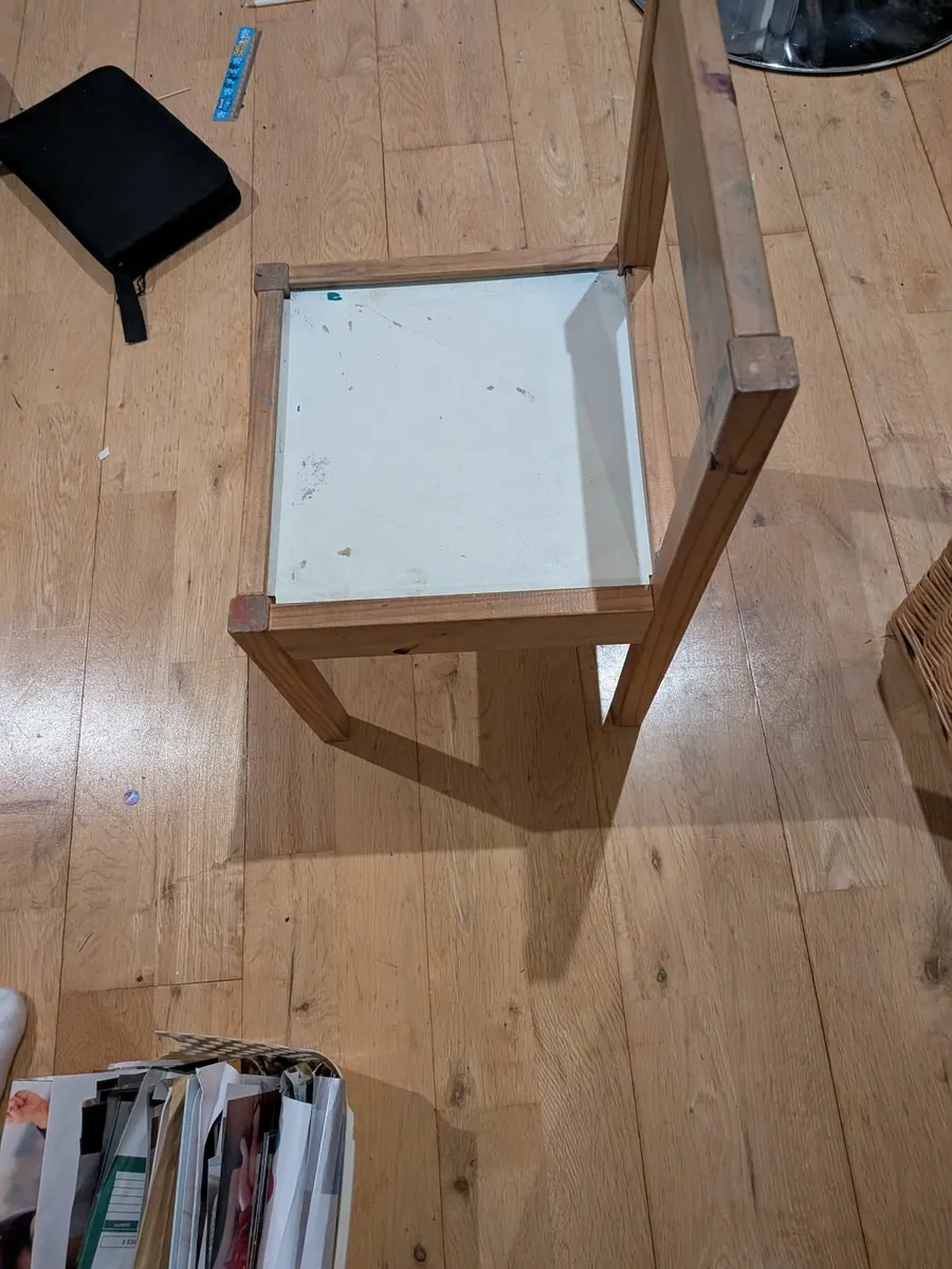 Children round table - Image 2