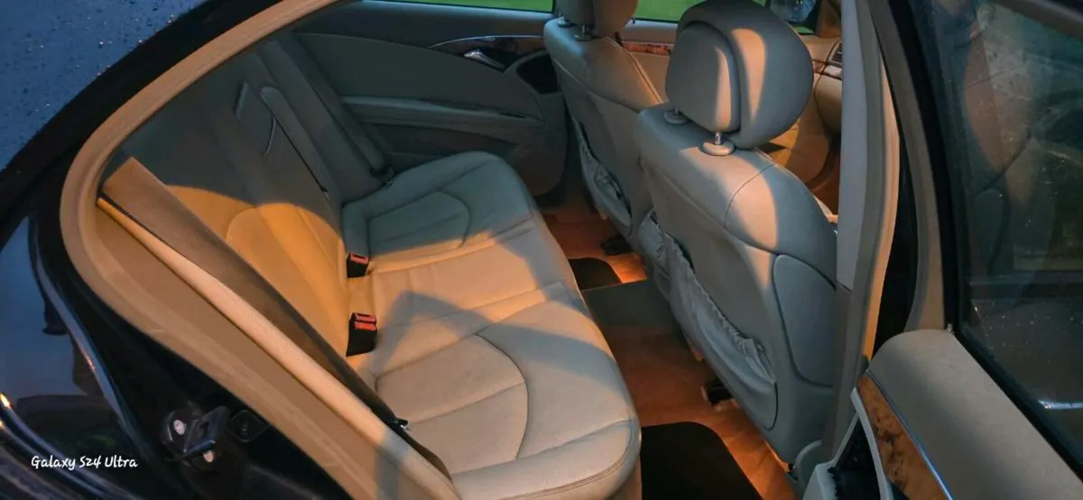 2009 mercedes e220 cdi - Image 2