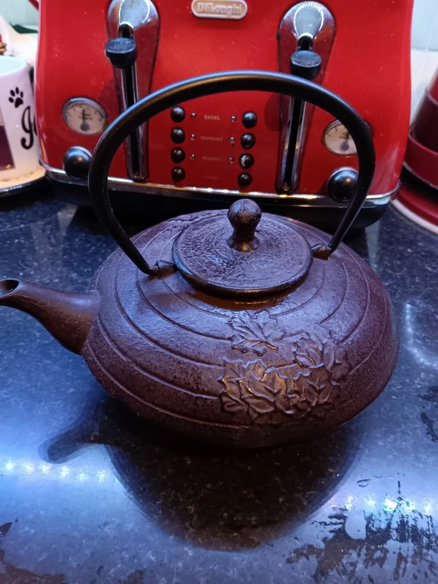 Cast iron teapot - Image 1