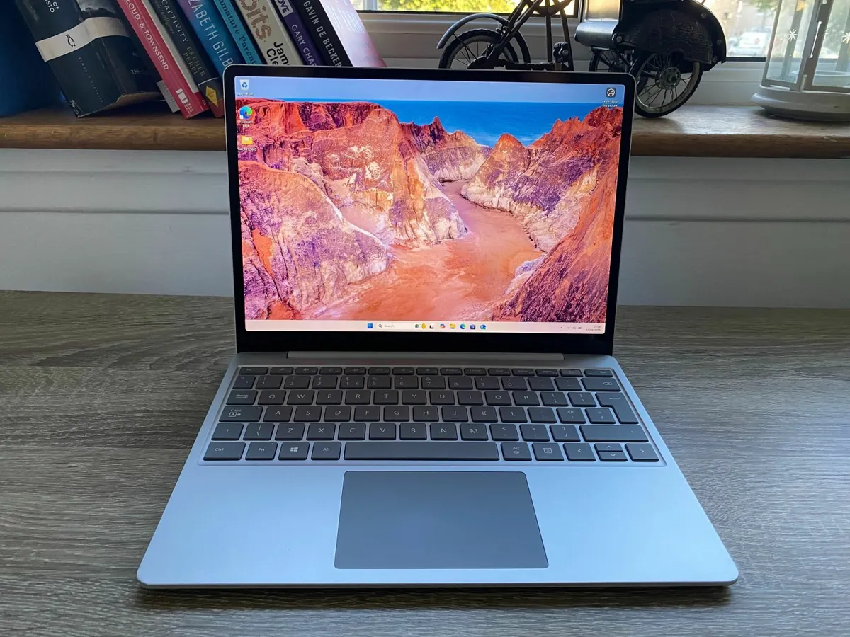 Microsoft Surface Go Laptop 12.4" i5 | 128GB | 8GB - Image 1