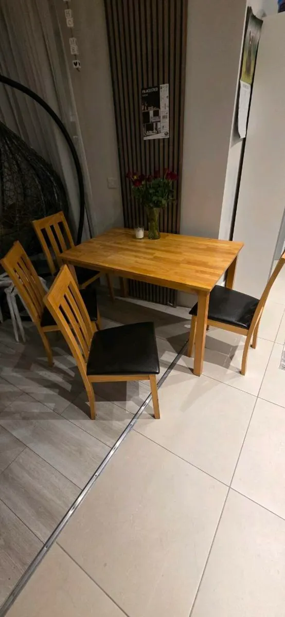 Dining table + 4 chairs - Image 1