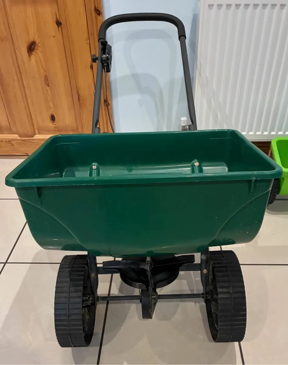 Grass seed/Fertilizer Spreader