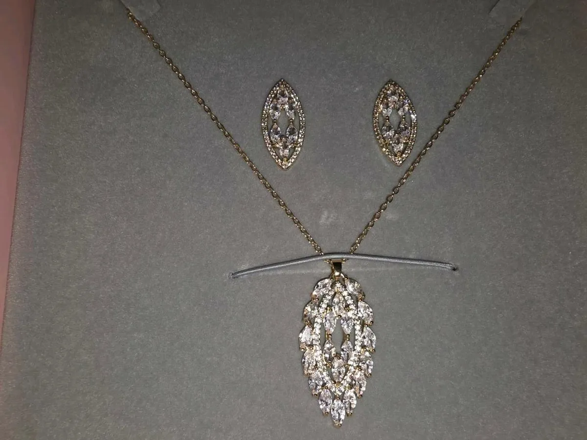 GLITTERY MATCHING, Piercing Earrings & 18"Necklace - Image 3