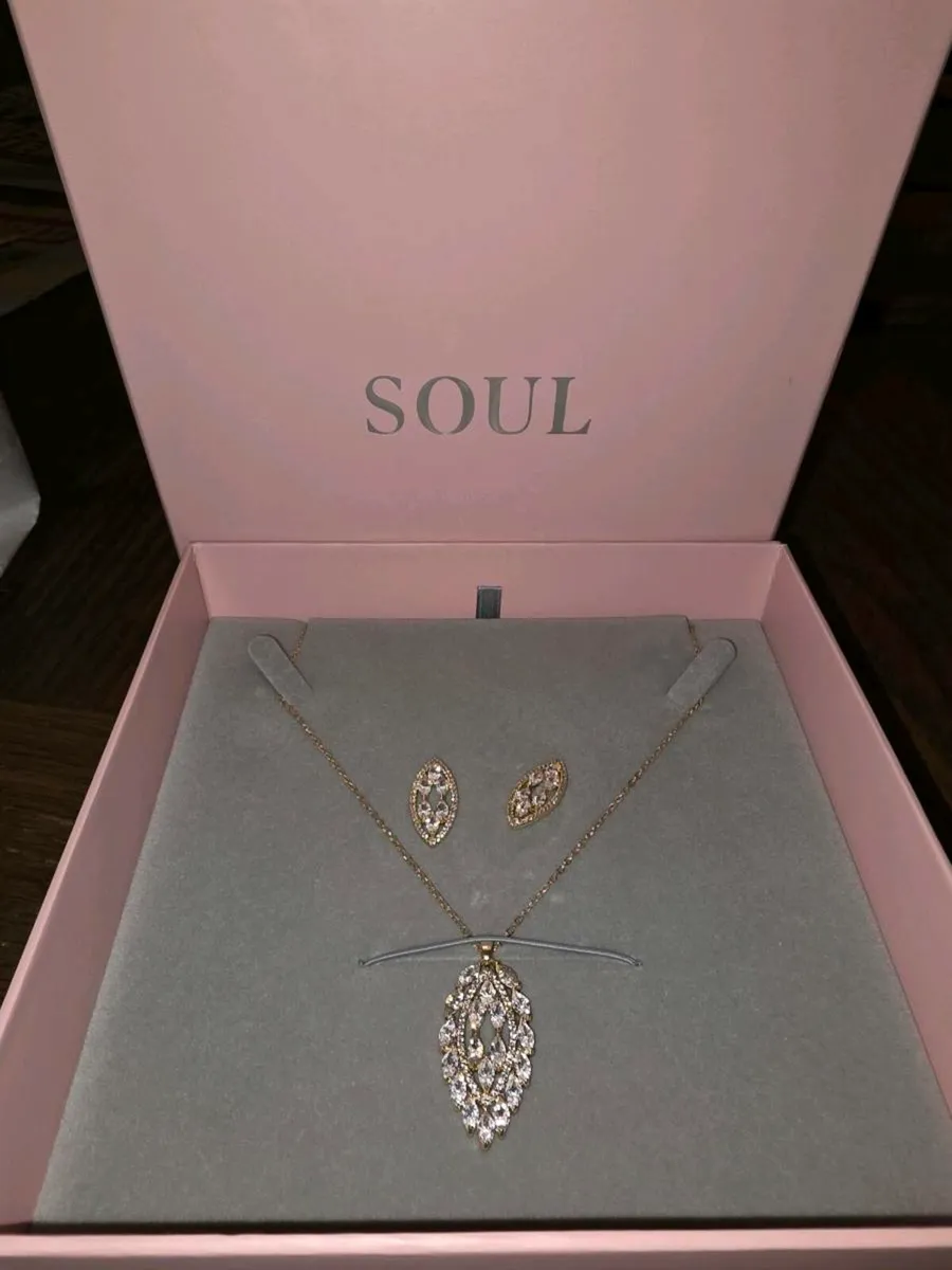 GLITTERY MATCHING, Piercing Earrings & 18"Necklace - Image 1