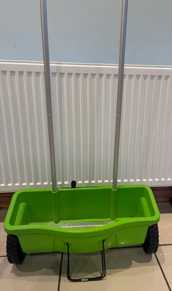 Lawn fertilizer spreader