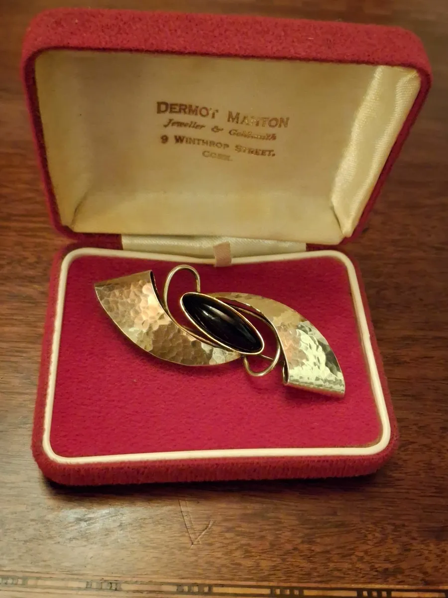 HUGE, BOLD VINTAGE STATEMENT PIECE... - Image 3