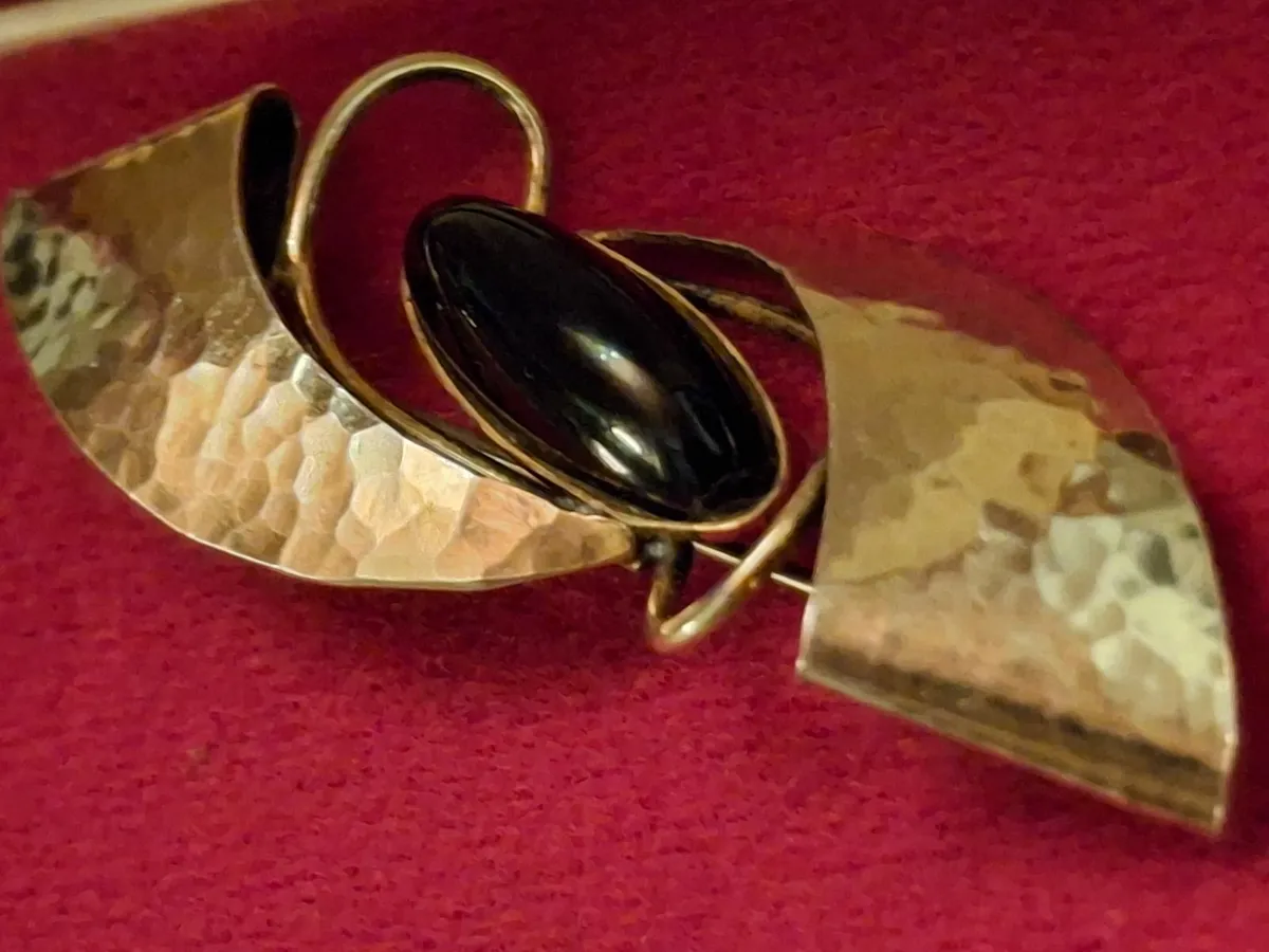 HUGE, BOLD VINTAGE STATEMENT PIECE... - Image 4