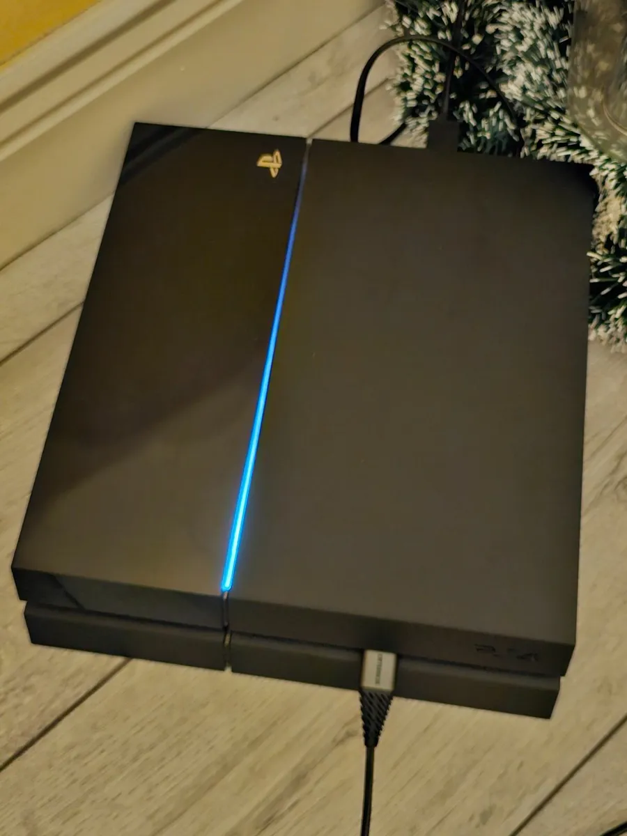 PlayStation 4 console and controller - Image 2