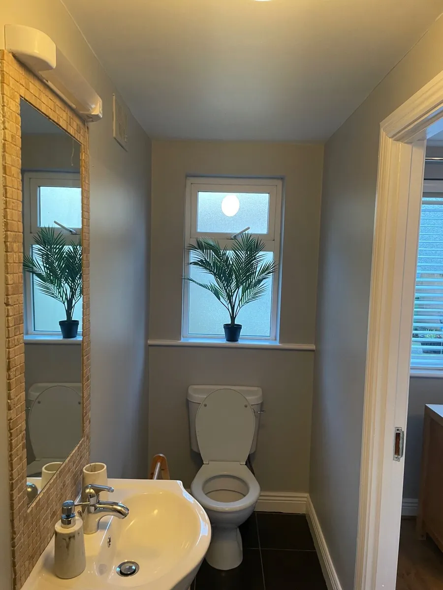 Double En-suite private entrance and parking - Image 1