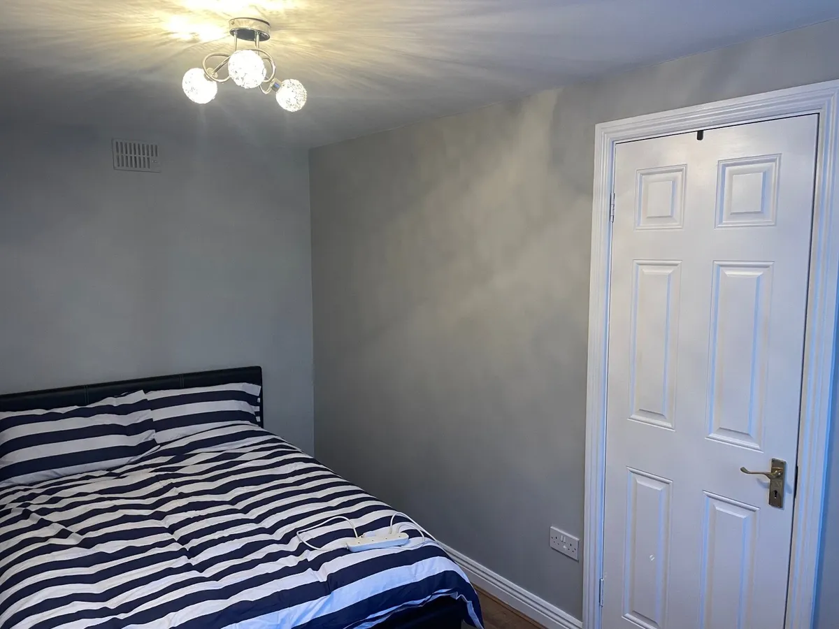 Double En-suite private entrance and parking - Image 4