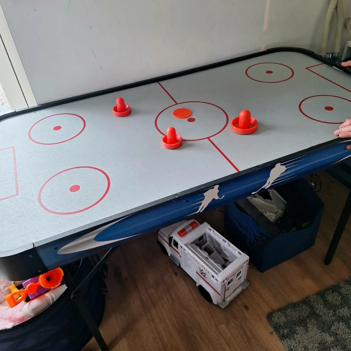 Air hockey table