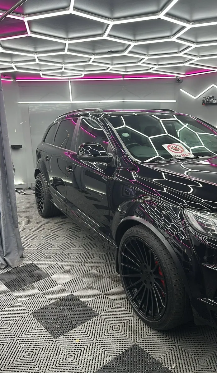 Audi Q7 - Image 1