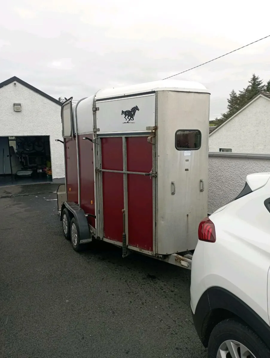 Horse box 505 - Image 1