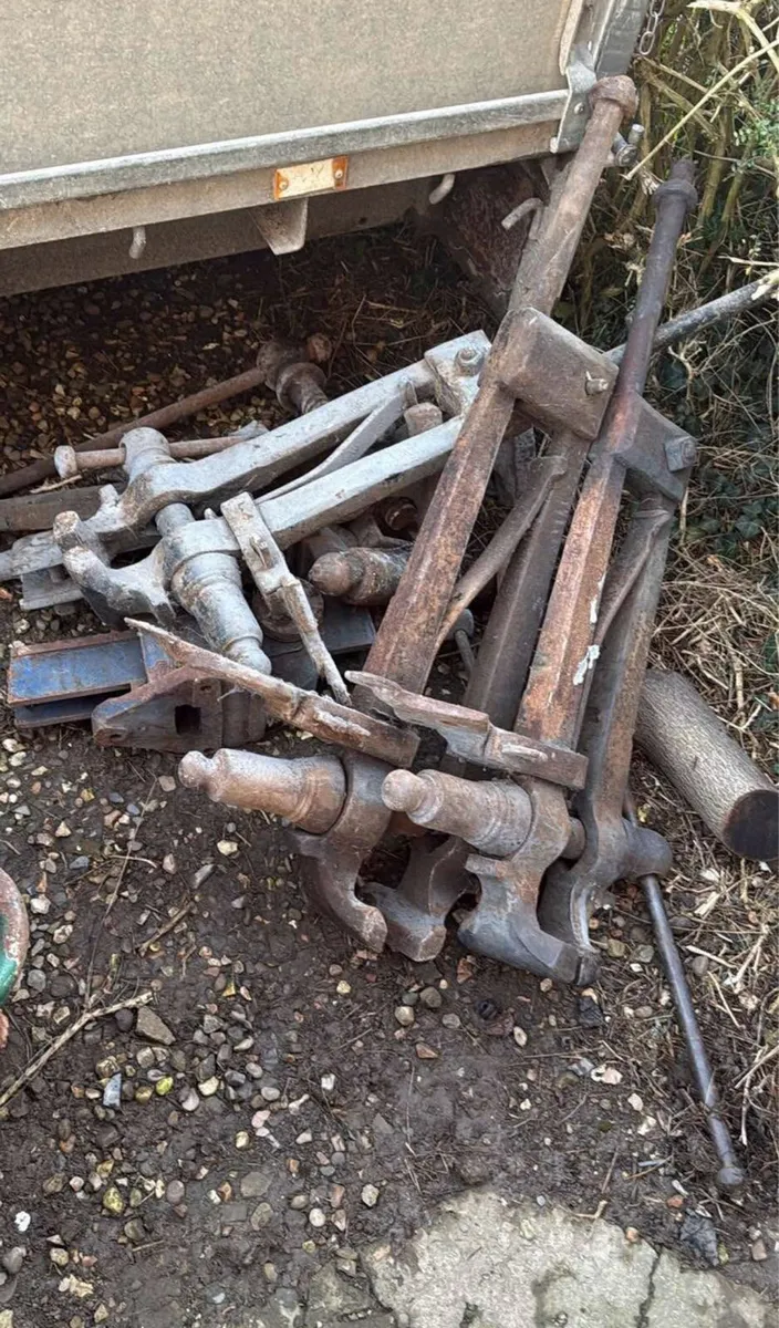 5 x leg vices  6”/7” plus record no 8.  8” vice. - Image 1