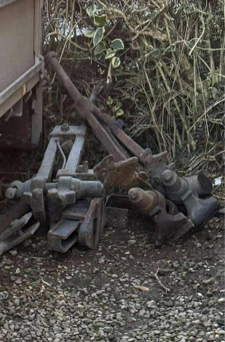 5 x leg vices  6”/7” plus record no 8.  8” vice. - Image 2