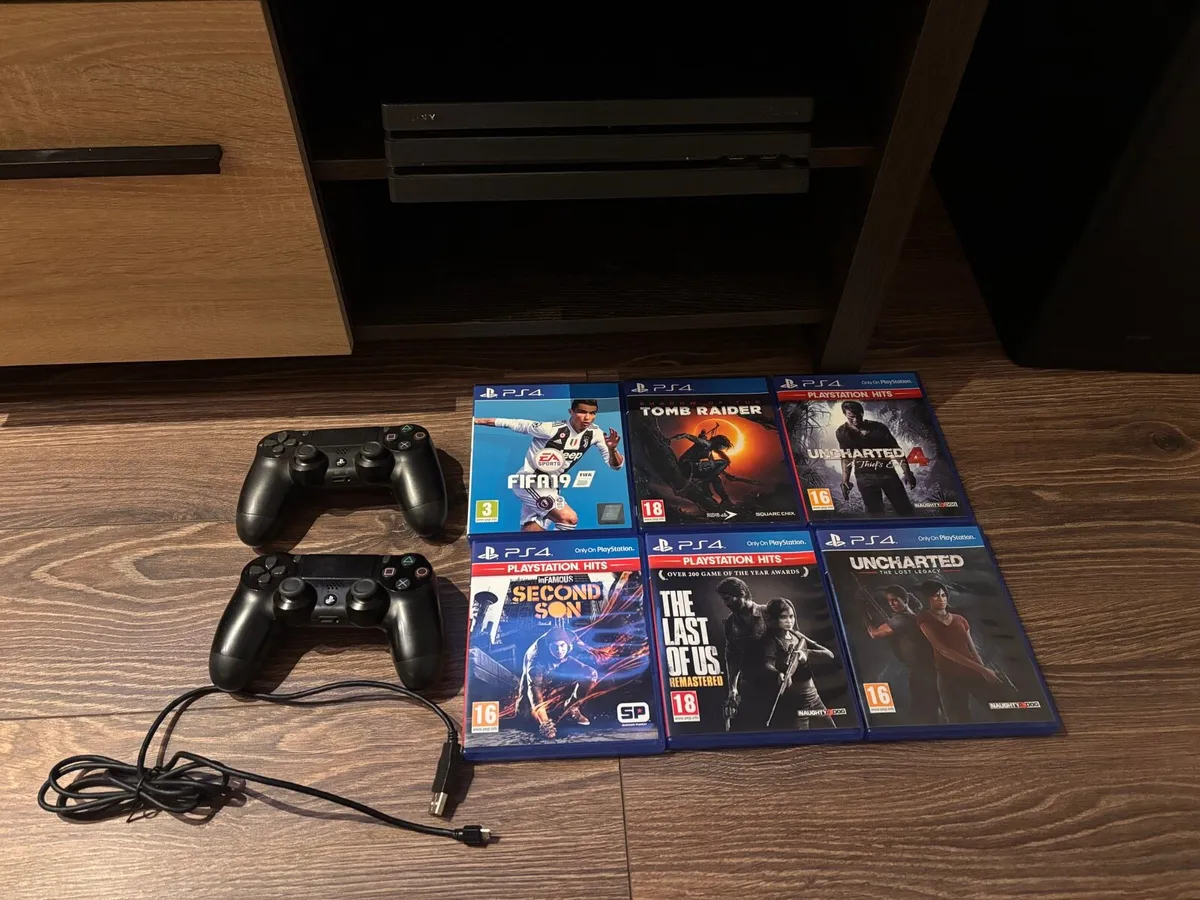 Ps4 pro + 6 games