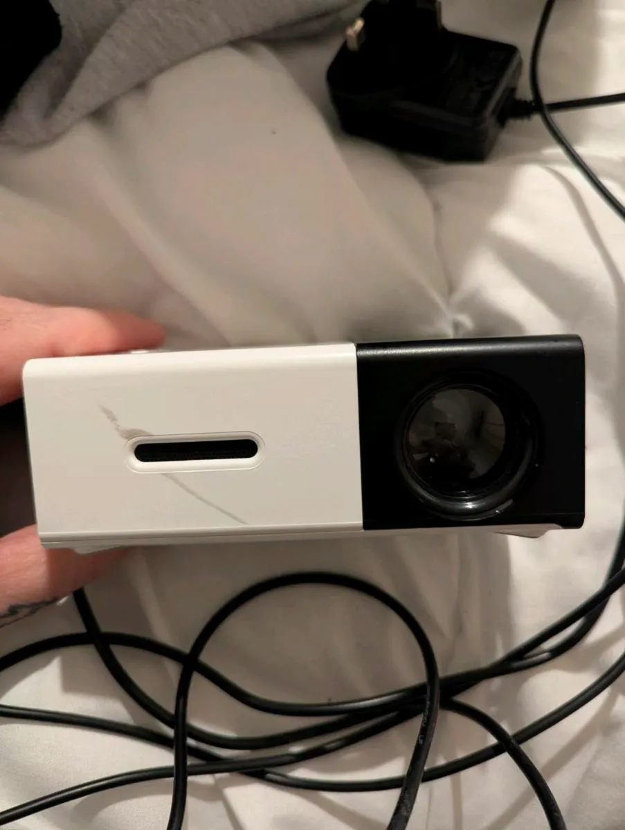Mini projector with Chromecast - Image 1