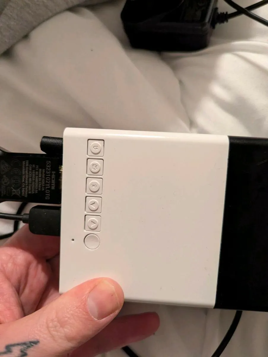 Mini projector with Chromecast - Image 2