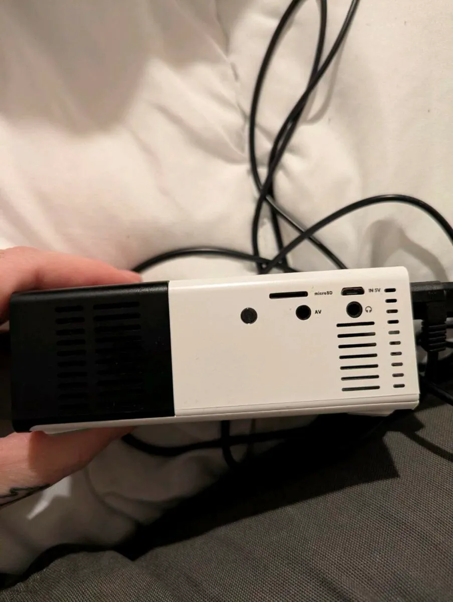 Mini projector with Chromecast - Image 3