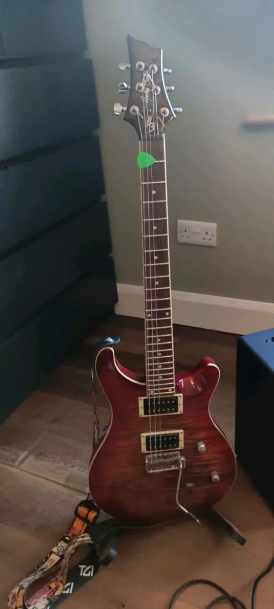 Guitar and amp - Image 1