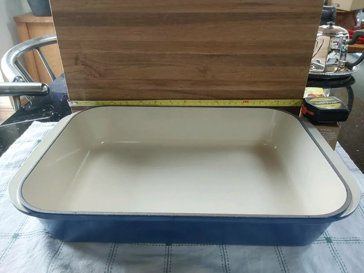 Le Creuset Cast Iron roasting dish - Image 1