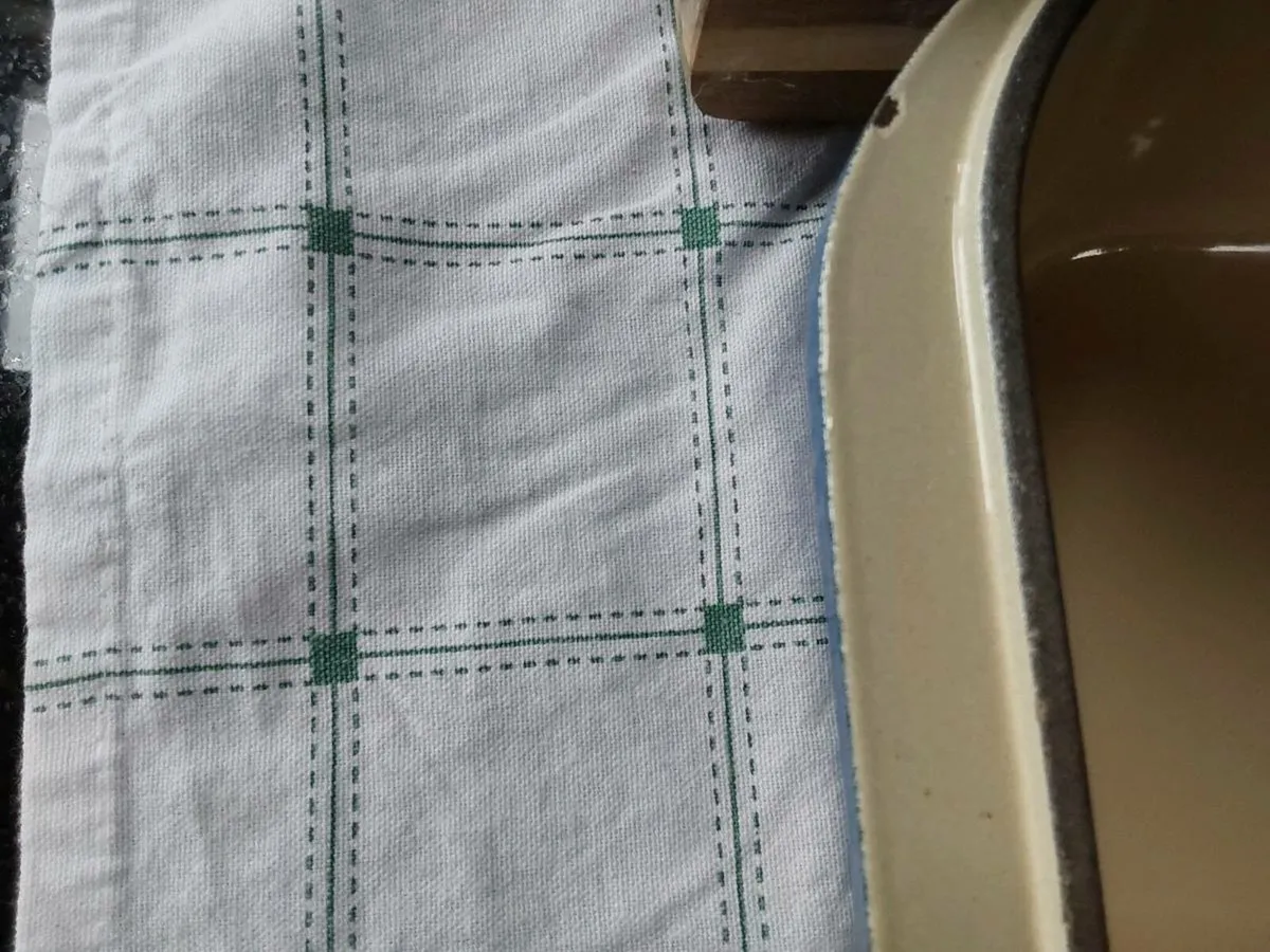 Le Creuset Cast Iron roasting dish - Image 4