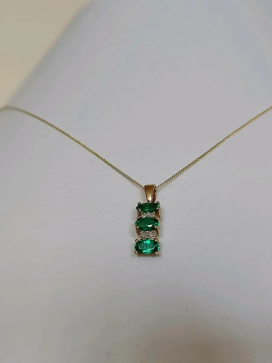 9ct Yellow Gold 3 Stone Stunning Emerald, Diamonds - Image 1