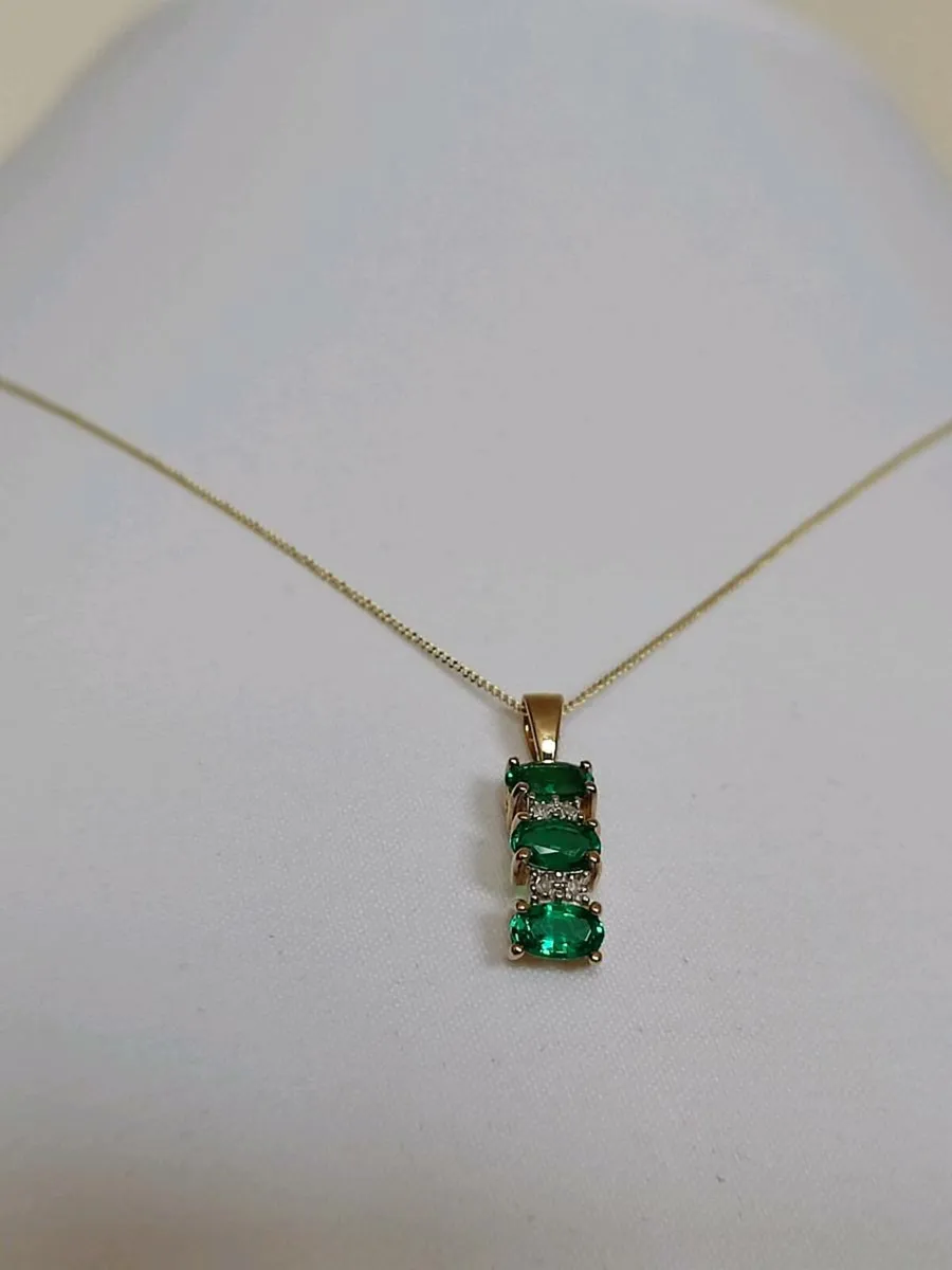 9ct Yellow Gold 3 Stone Stunning Emerald, Diamonds - Image 2