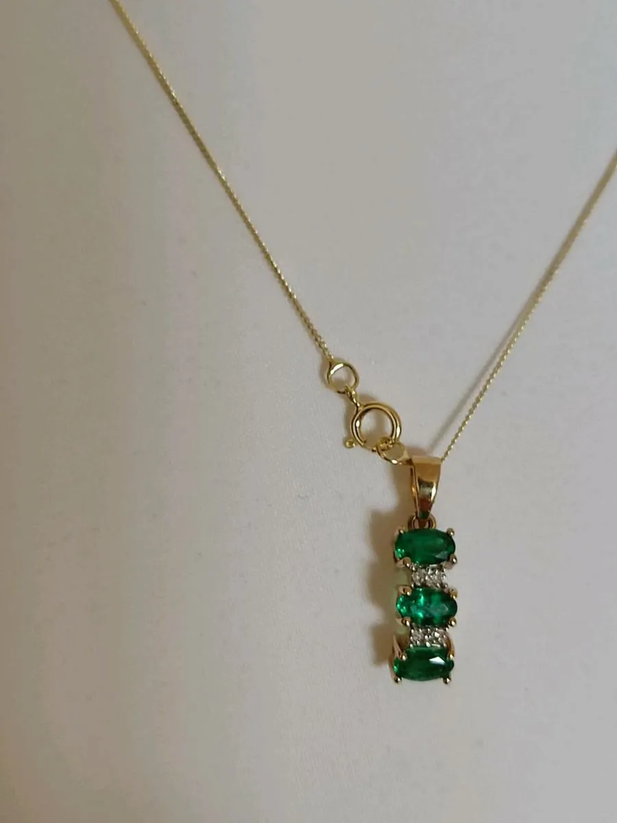 9ct Yellow Gold 3 Stone Stunning Emerald, Diamonds - Image 3