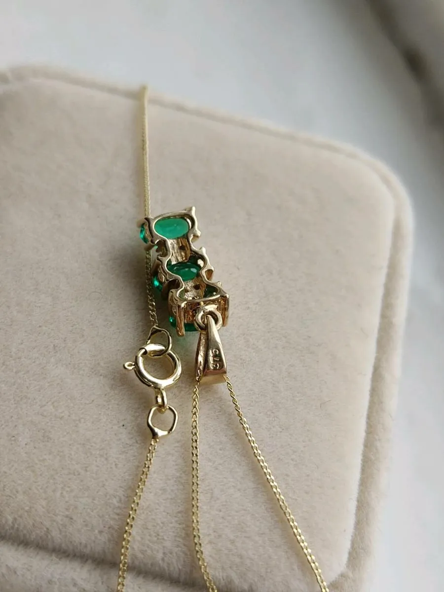 9ct Yellow Gold 3 Stone Stunning Emerald, Diamonds - Image 4